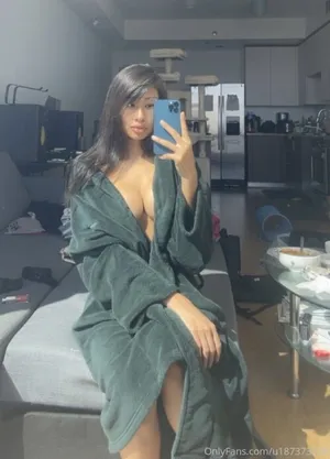 kimthebustyasian
