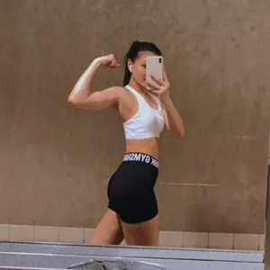 leoniemonty