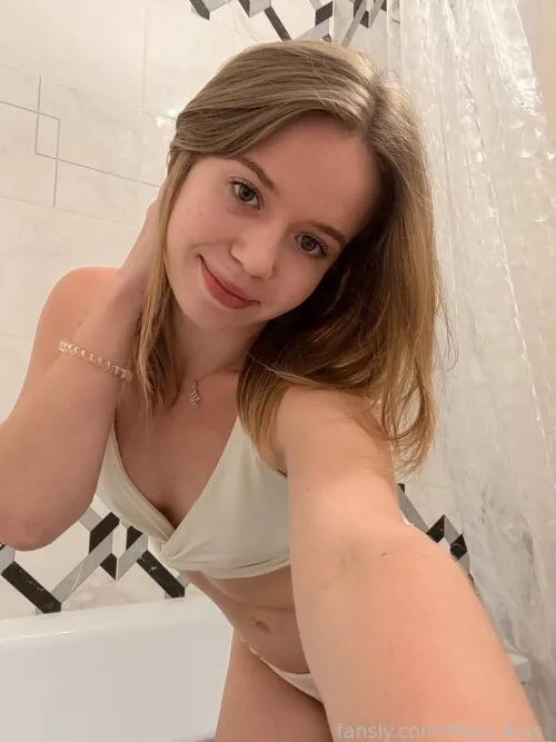 mary_kiss_