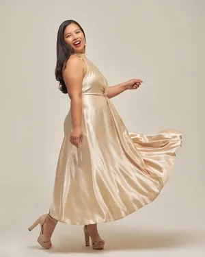 midsizeasianqueen