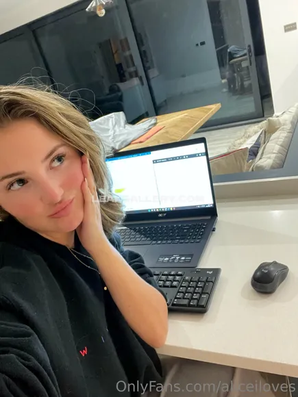 Aliceiloves Exclusive Leaked Nude Onlyfans #2040473