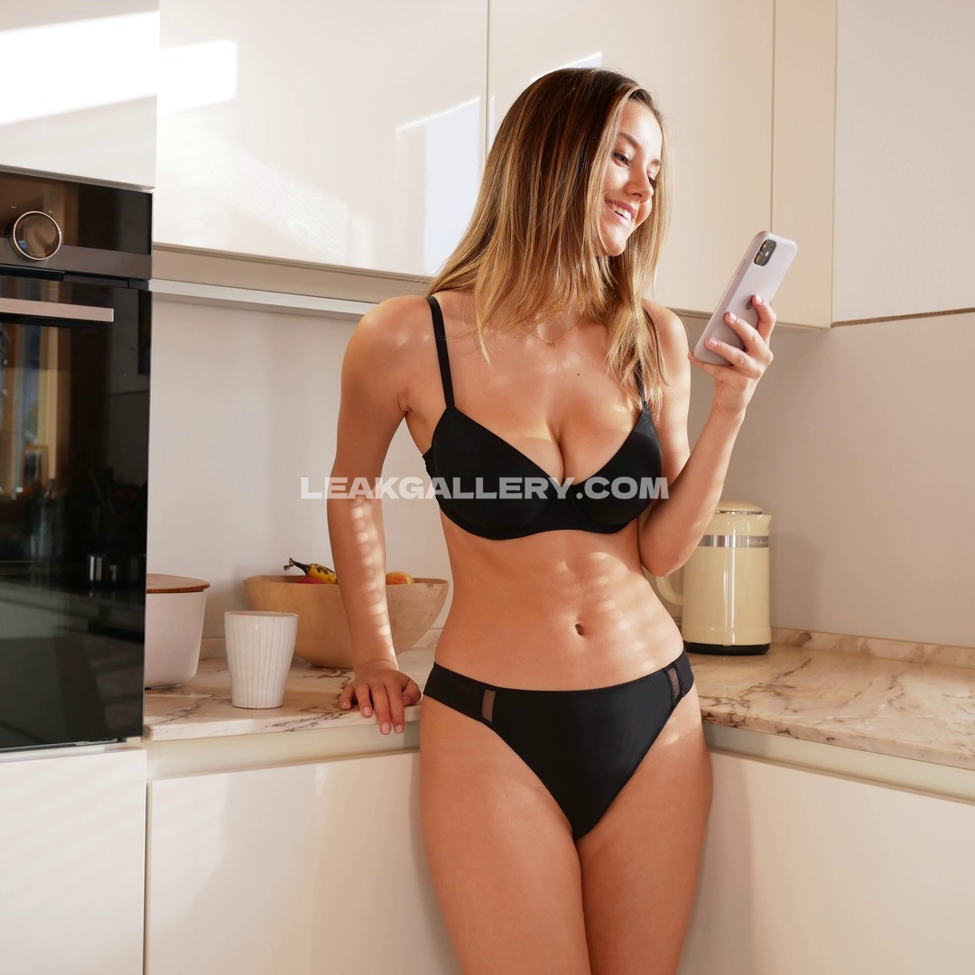 Nicolacavanis Exclusive Leaked Nude OnlyFans #3806352