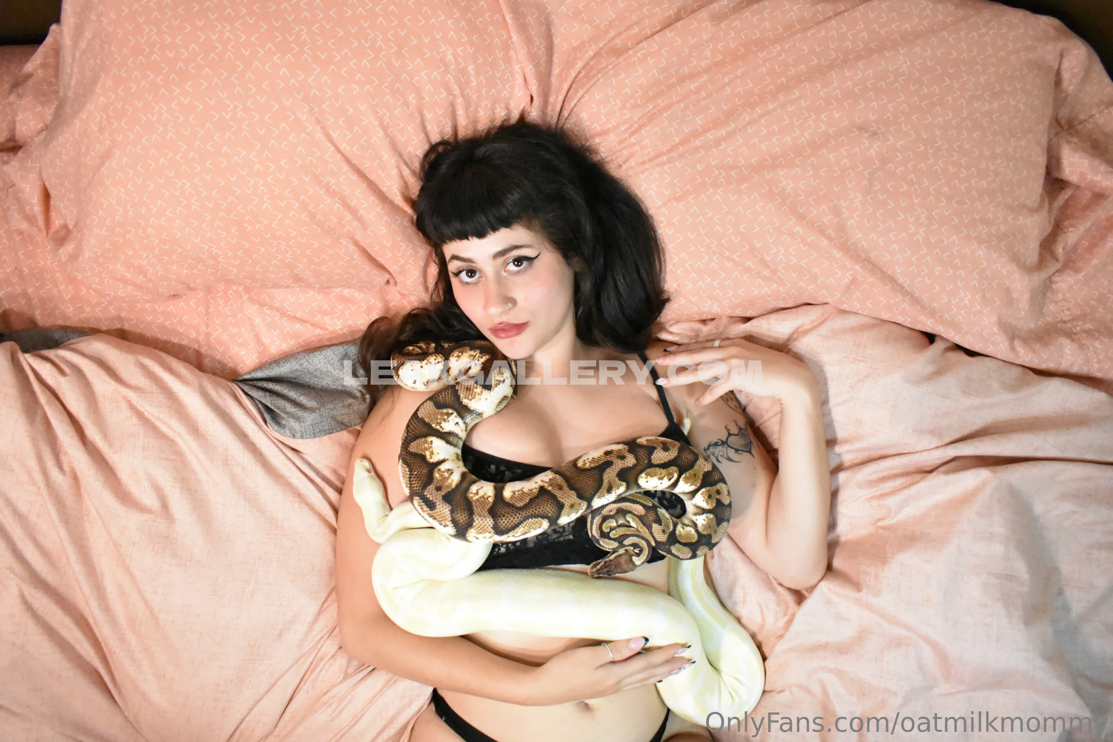 Oatmilkmommy666 Exclusive Leaked Nude OnlyFans #8049894