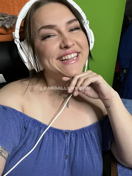 Tamarachambers Off Shoulder Top Tease OnlyFans Photo Leaked
