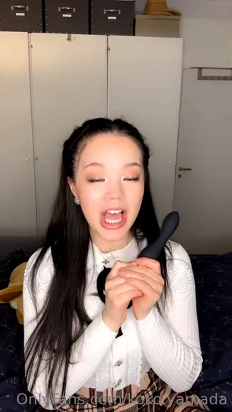 Thekokoyamada Holding Black Dildo OnlyFans Video Leaked