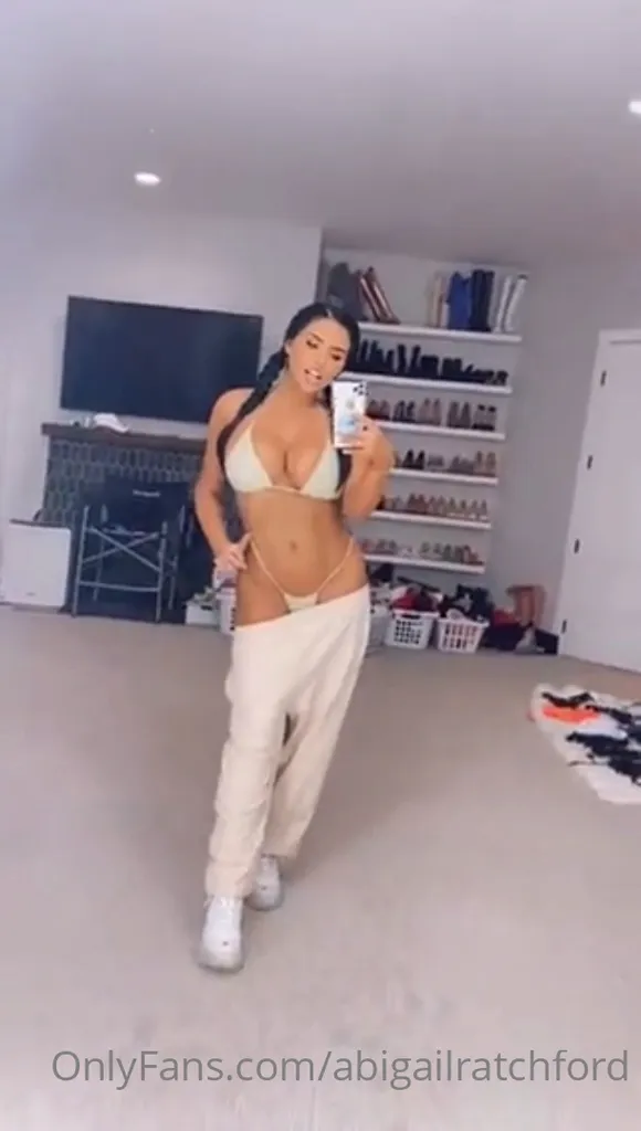 Abigailratchford Bikini Top Selfie Pose OnlyFans Video Leaked