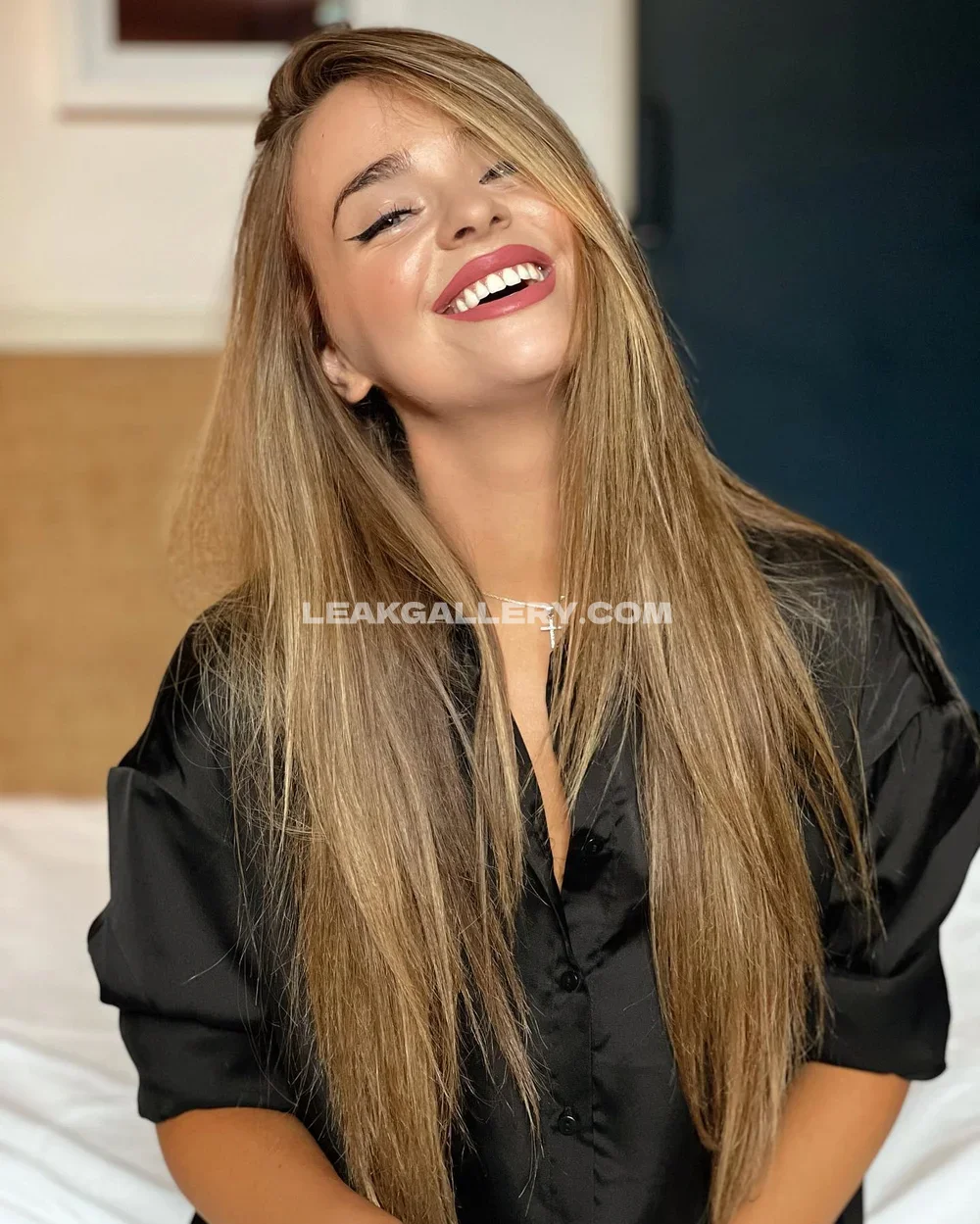 Aitanaetxeberriaofficial Smiling In Black Blouse OnlyFans Photo Leaked