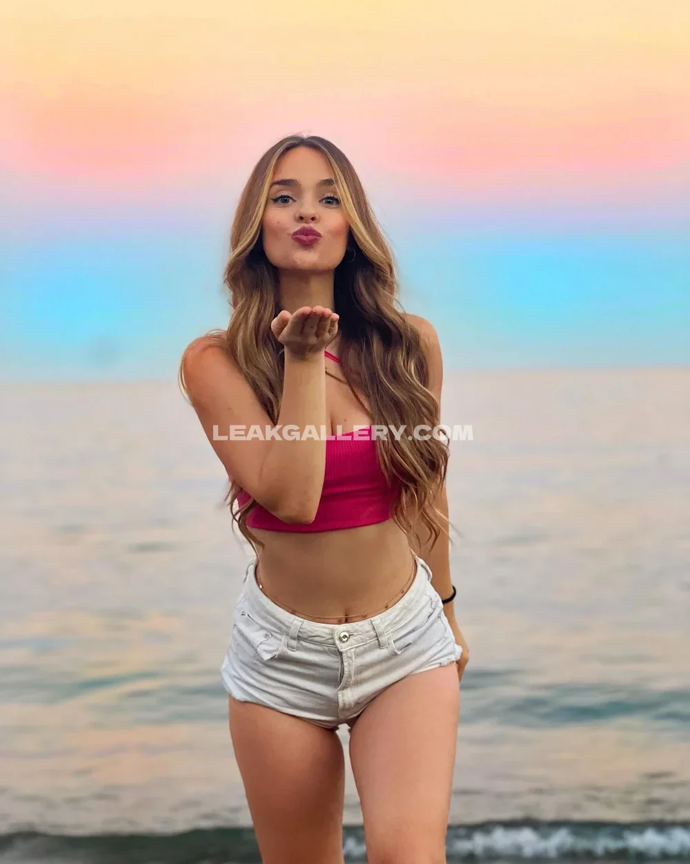 Aitanaetxeberriaofficial Beach Blow Kiss Pose OnlyFans Photo Leaked