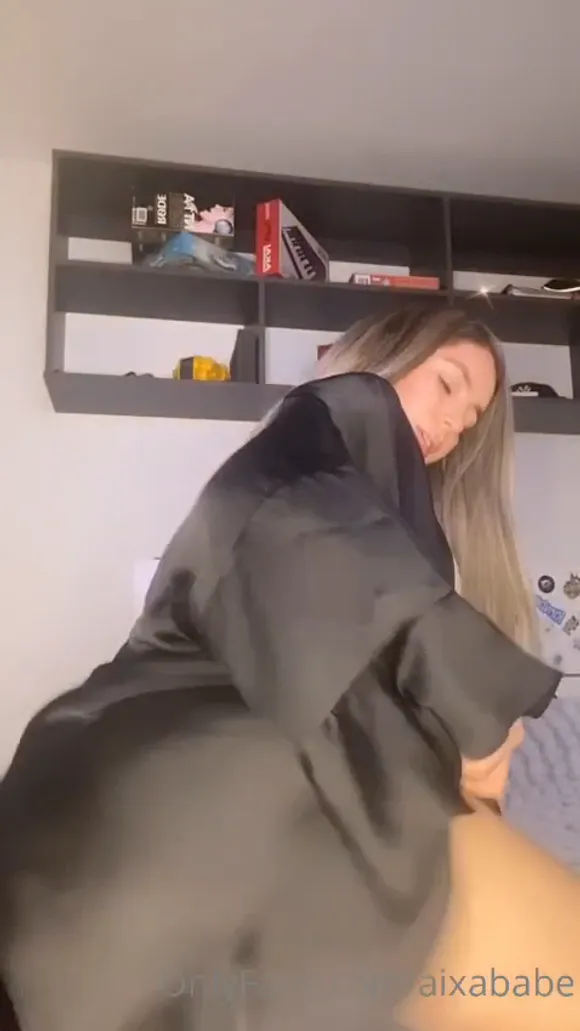 Aixababe Black Robe Ass Tease OnlyFans Video Leaked