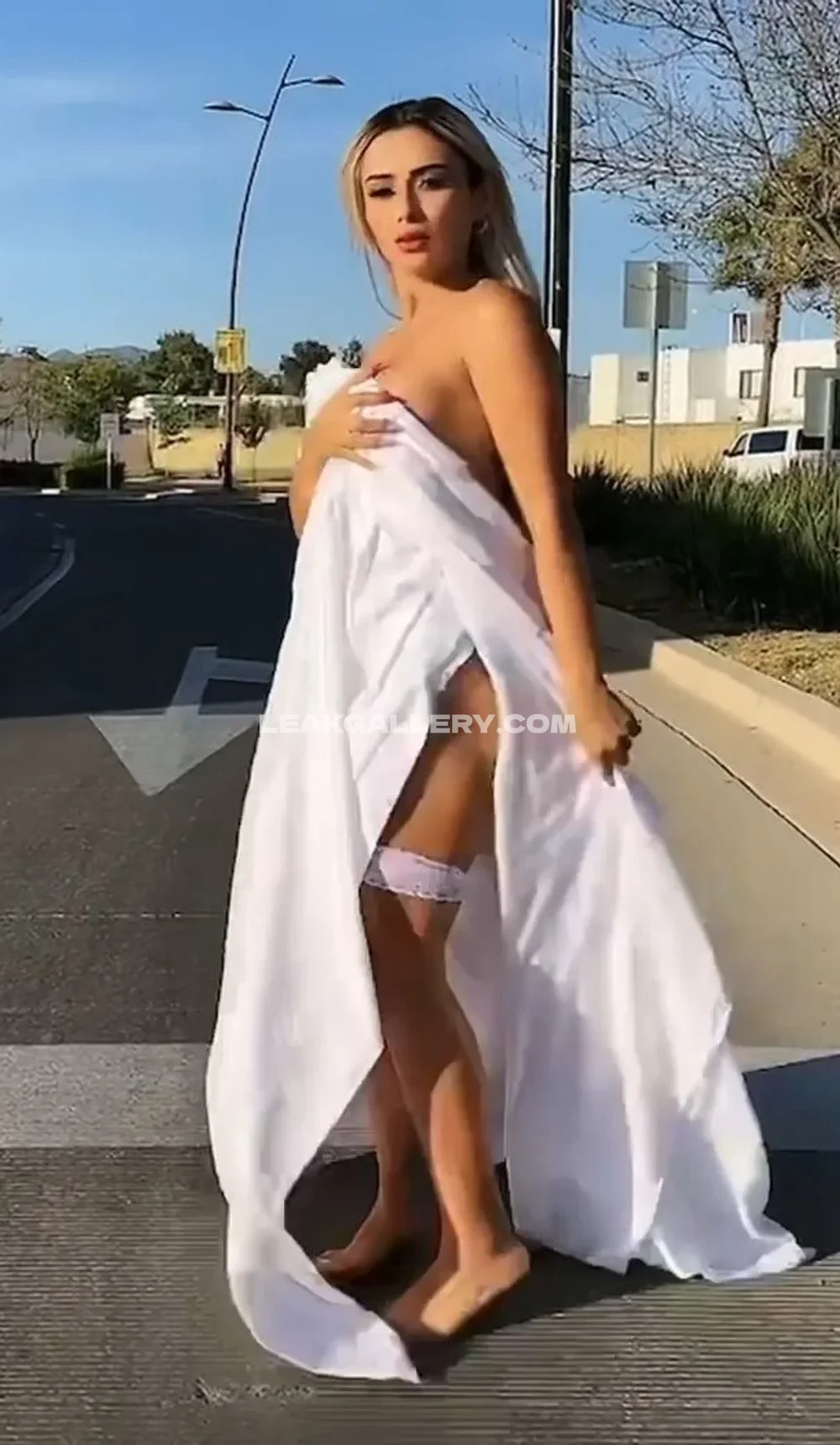 Alemiarojas Street Towel Tease OnlyFans Photo Leaked