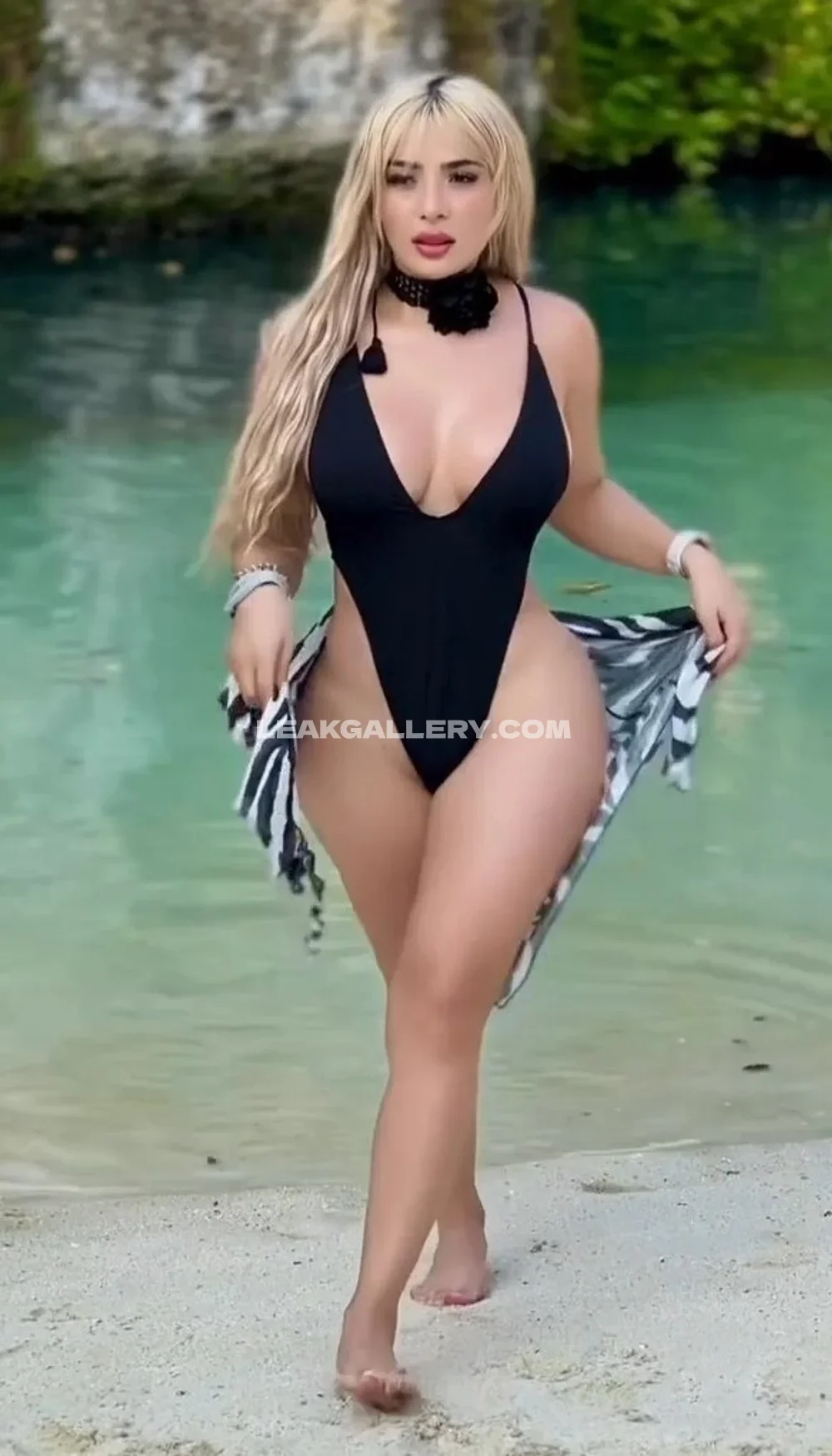 Alemiarojas Black Swimsuit Beach Walk OnlyFans Photo Leaked