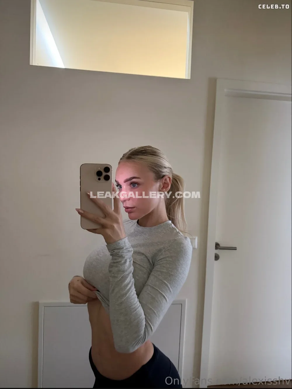 Alexisshv Mirror Selfie In Crop Top OnlyFans Photo Leaked