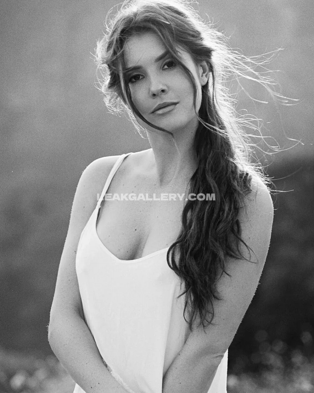 Amanda_cerny White Camisole Outdoor Pose OnlyFans Photo Leaked