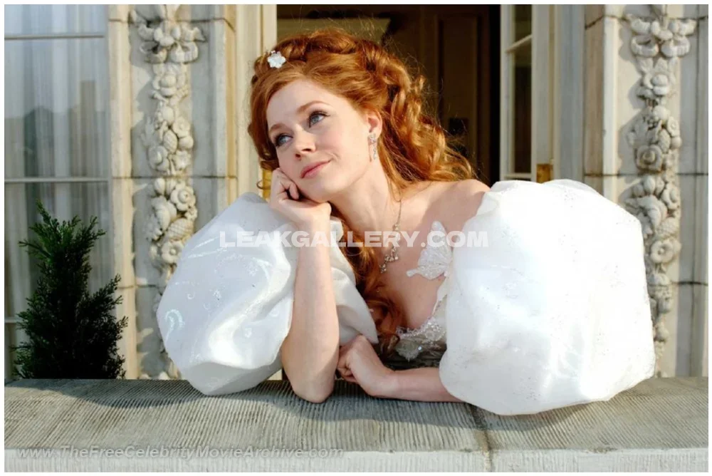 Amyadams White Puffy Sleeve Pose OnlyFans Photo Leaked