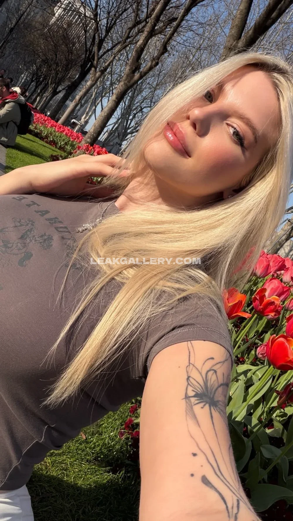 Anastangel Tattooed Arm Selfie Outdoors OnlyFans Photo Leaked