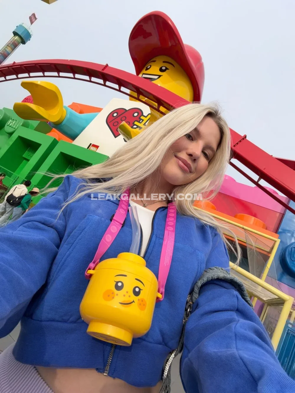 Anastangel Blonde Selfie At Theme Park OnlyFans Photo Leaked