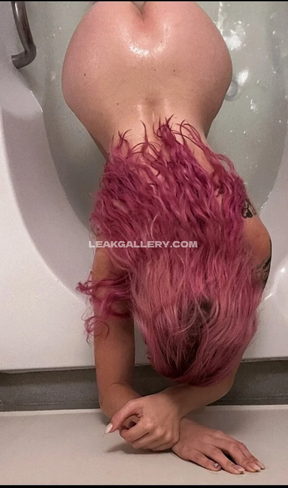 Anne Wünsche Naked Back In Bathtub OnlyFans Photo Leaked