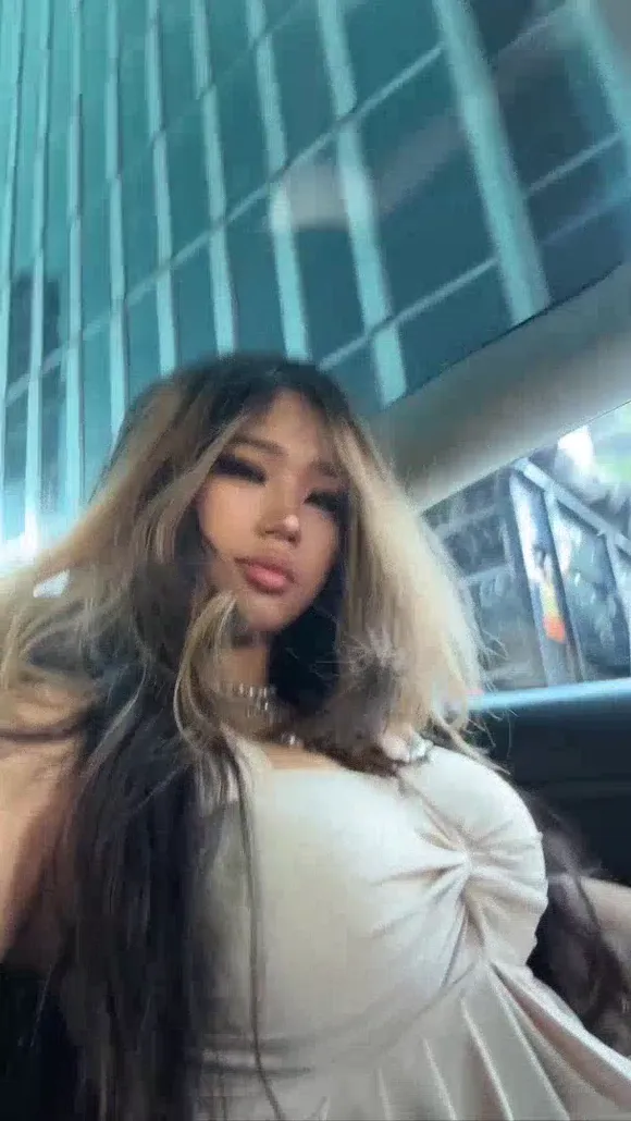 Annie Zheng Blonde Hair Selfie Pose OnlyFans Video Leaked