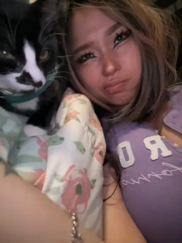 Annie Zheng Cuddling Cat Selfie OnlyFans Video Leaked