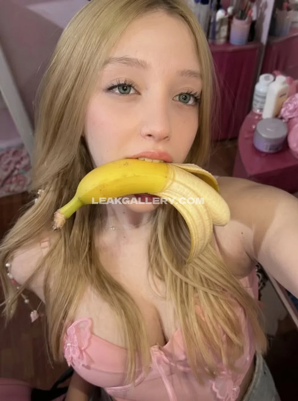 Anzethi Banana In Mouth Tease OnlyFans Photo Leaked