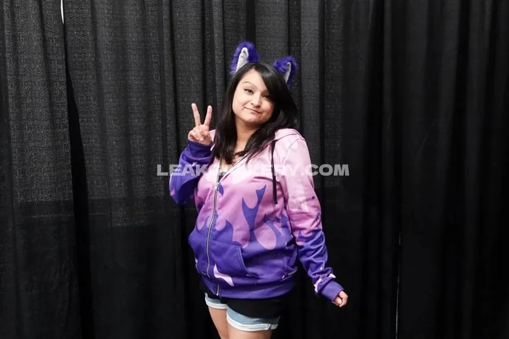 Aphmau Cosplay Hoodie Peace Sign OnlyFans Photo Leaked