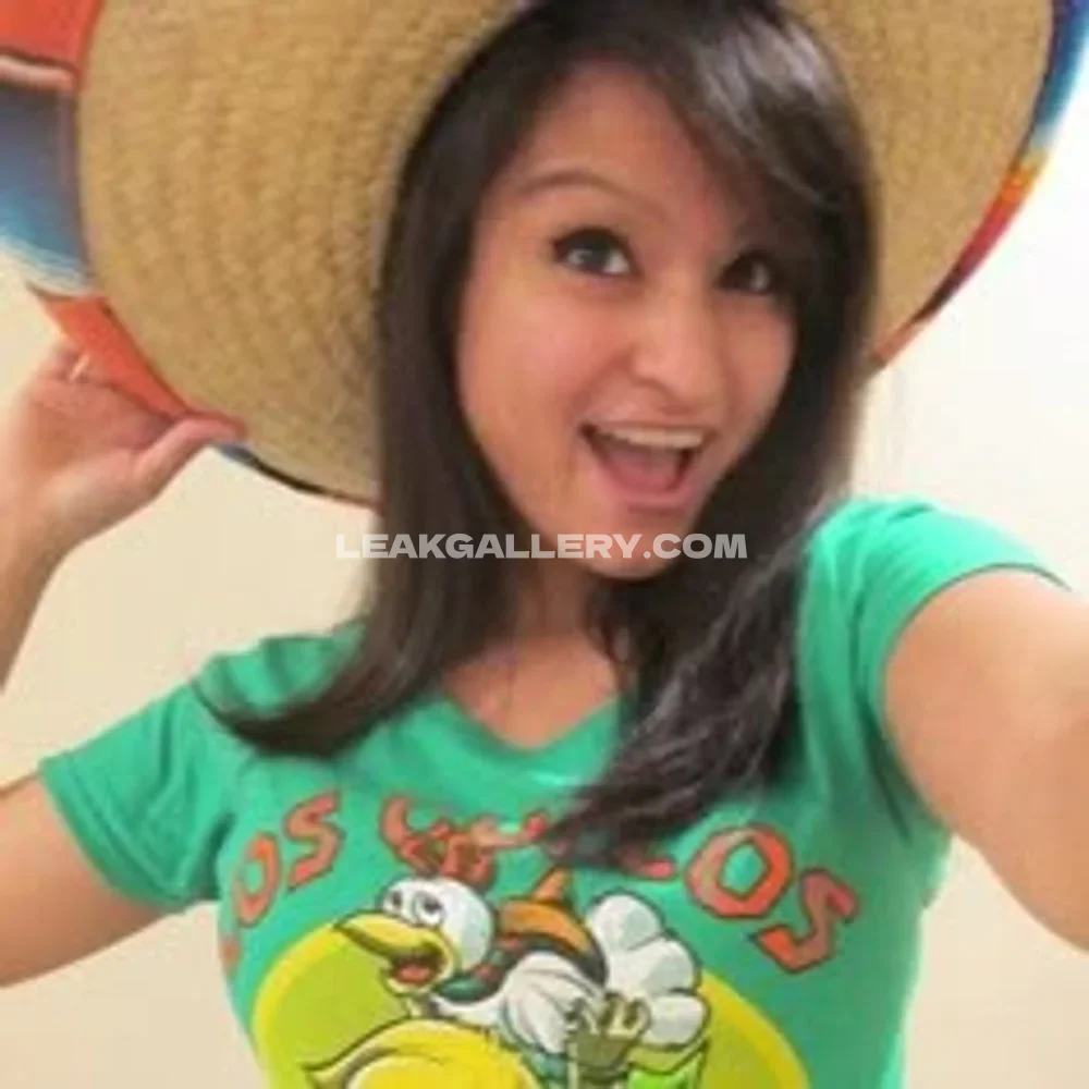 Aphmau Green Shirt Selfie Pose OnlyFans Photo Leaked