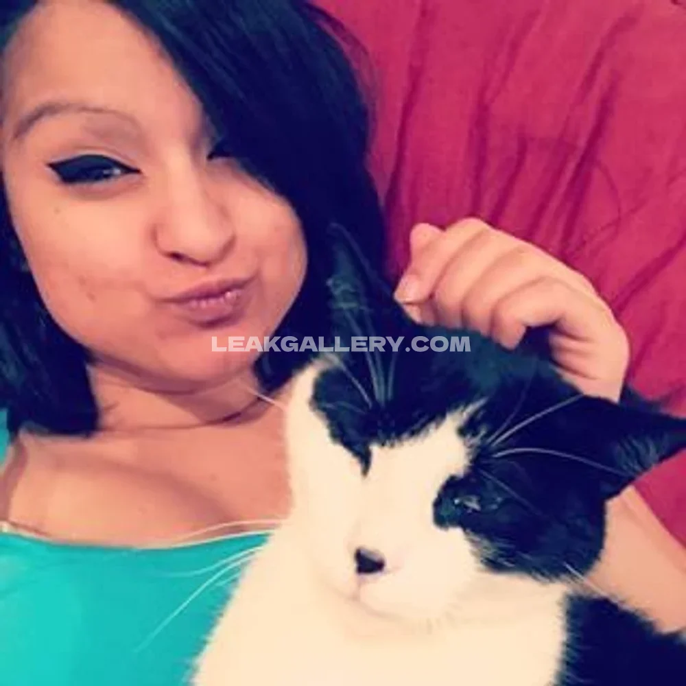 Aphmau Cat Cuddling Selfie OnlyFans Photo Leaked