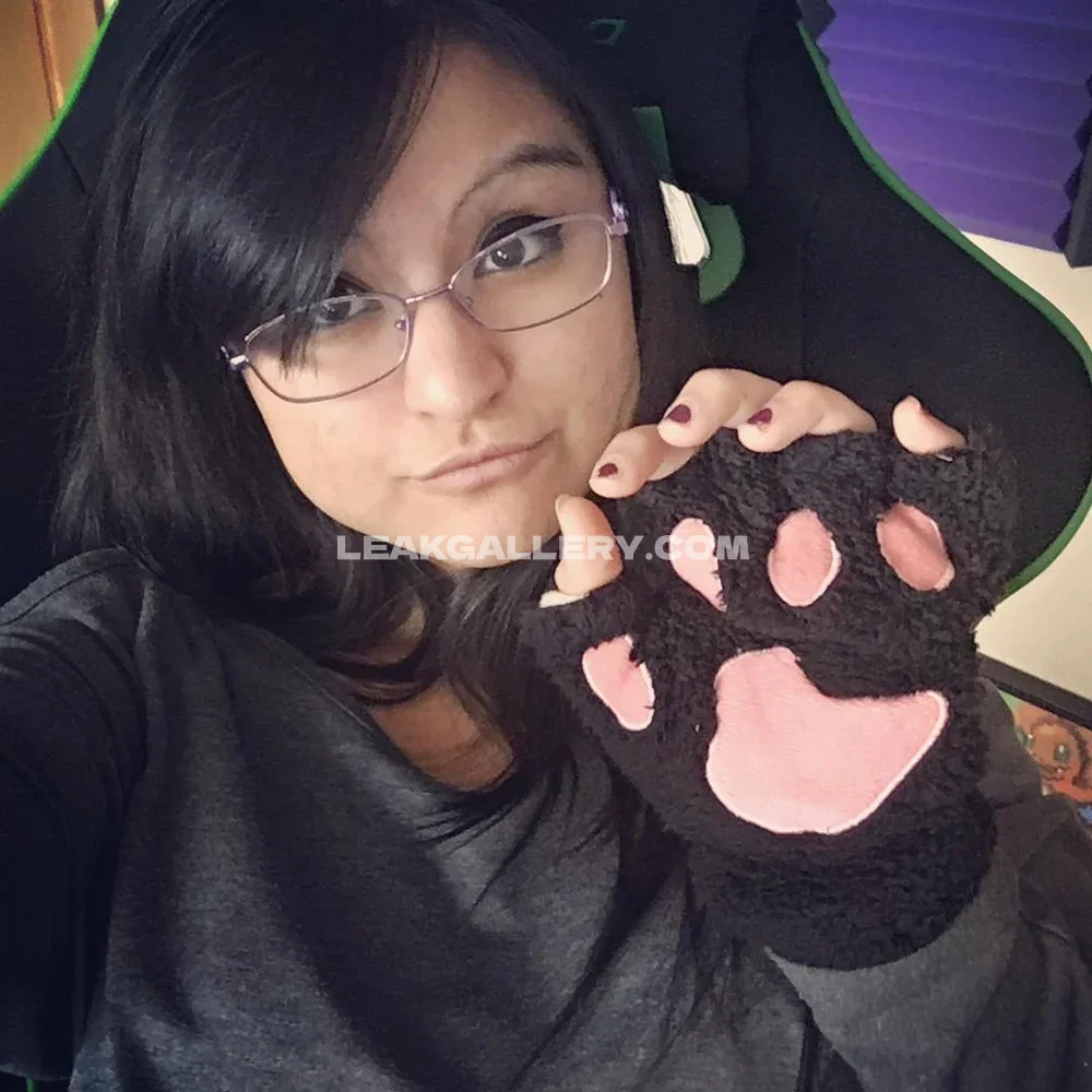 Aphmau Glasses And Paw Gloves OnlyFans Photo Leaked
