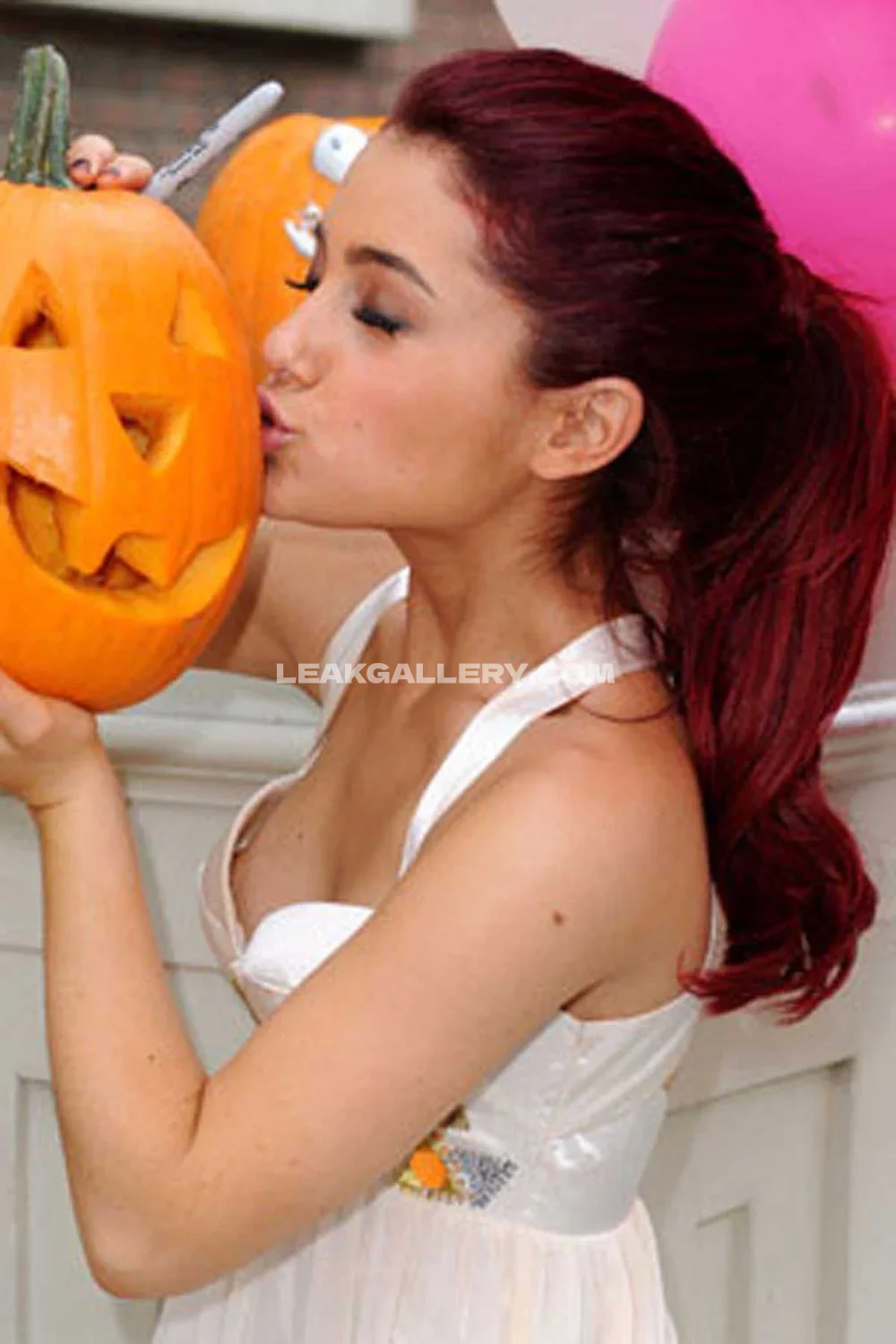 Arianagrande White Dress Pumpkin Kiss OnlyFans Photo Leaked