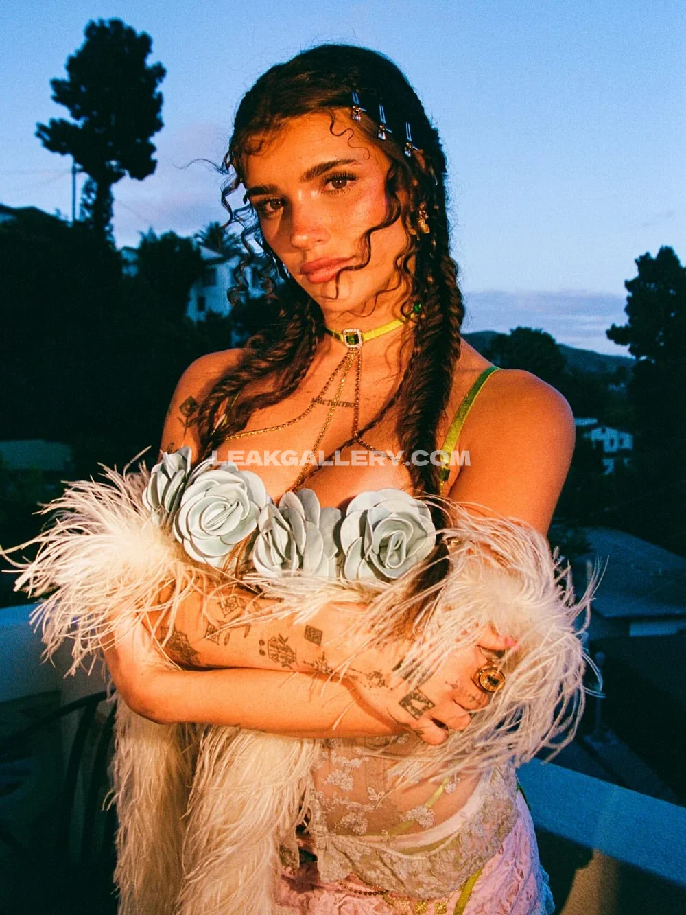 Arikytsya Feathered Bra Pose OnlyFans Photo Leaked