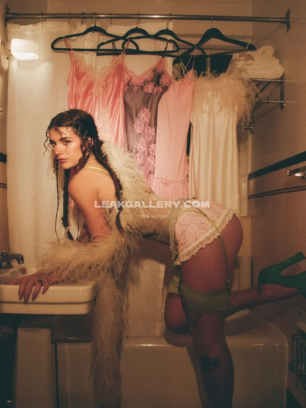 Arikytsya Feather Boa Ass Pose OnlyFans Photo Leaked