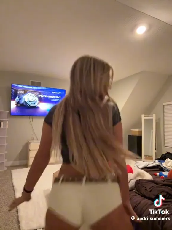 Audri_summer Shorts And Crop Top OnlyFans Video Leaked