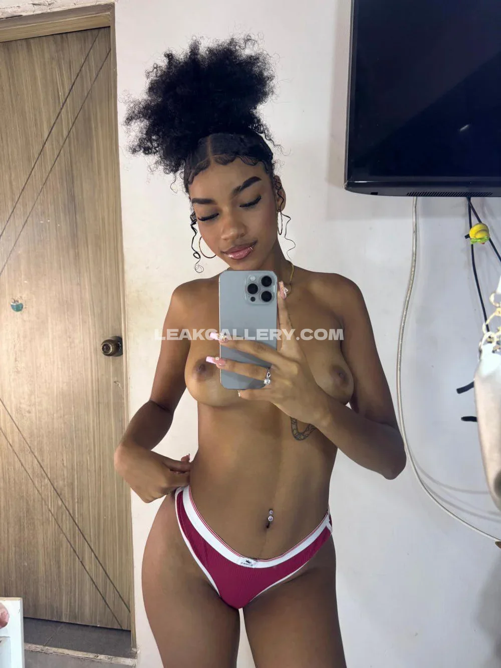 Avamystiquex Topless Mirror Selfie OnlyFans Photo Leaked