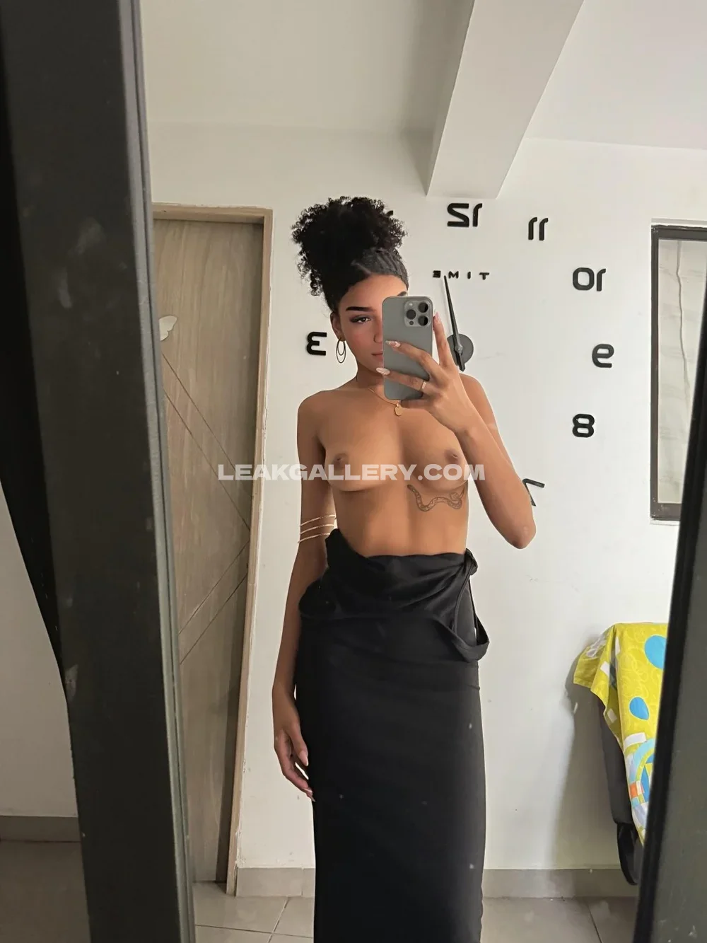 Avamystiquex Topless Mirror Selfie OnlyFans Photo Leaked