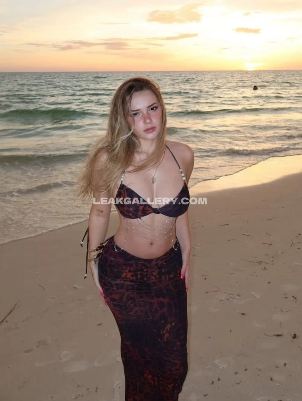 Avaxreyes Beach Bikini Pose OnlyFans Photo Leaked