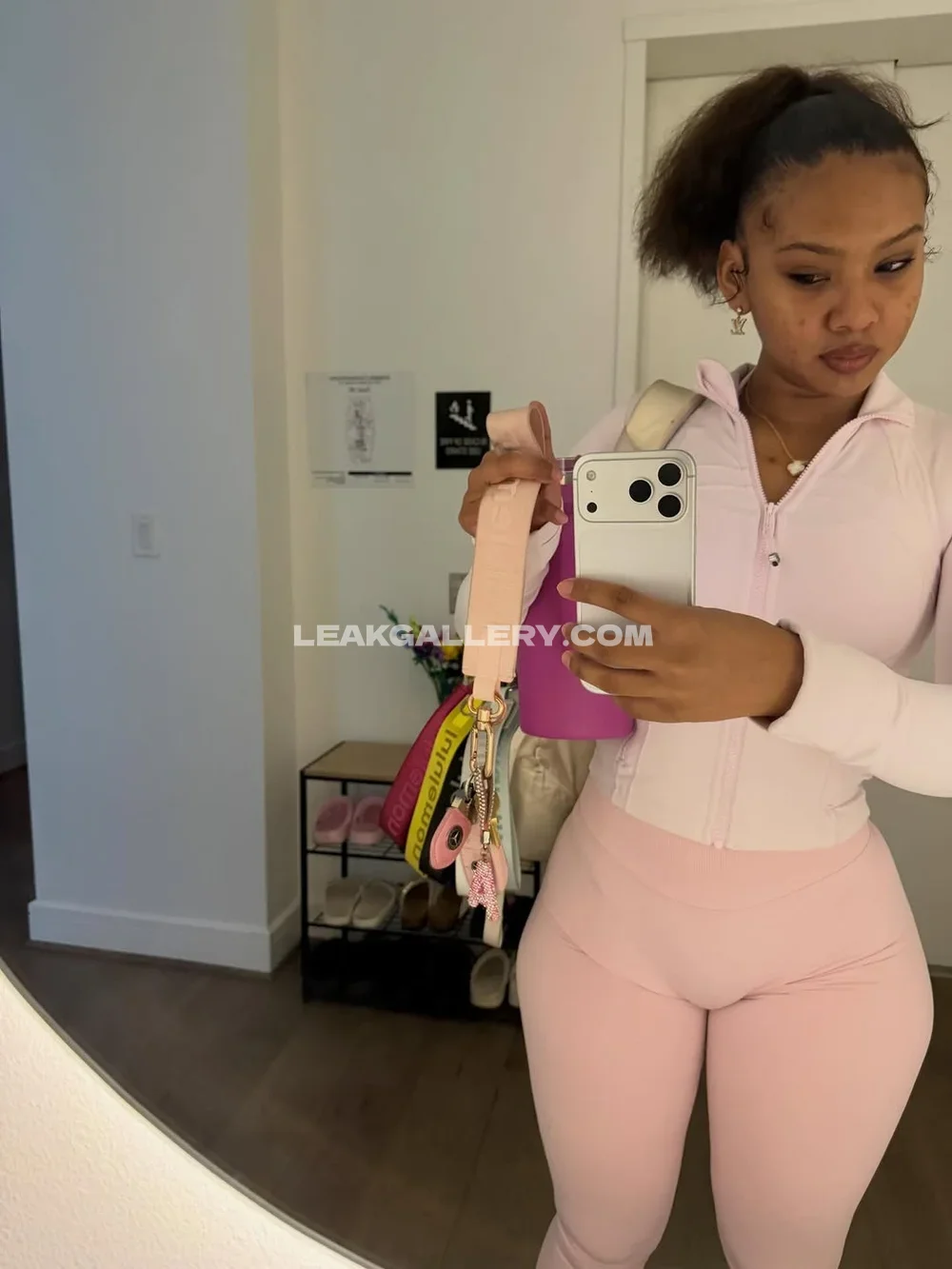 Aylathegoddess Pink Leggings Mirror Selfie OnlyFans Photo Leaked