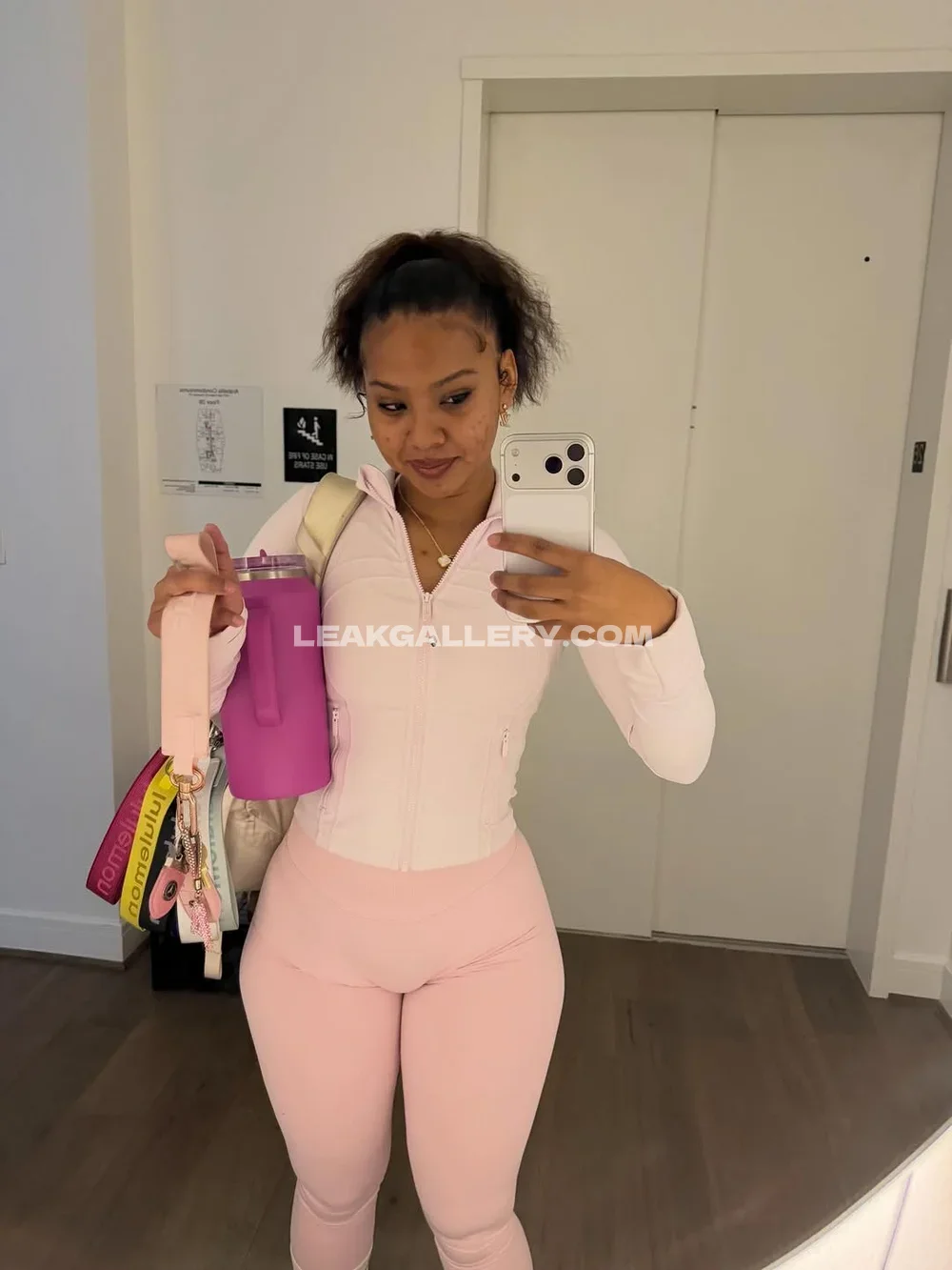Aylathegoddess Pink Gymwear Mirror Selfie OnlyFans Photo Leaked
