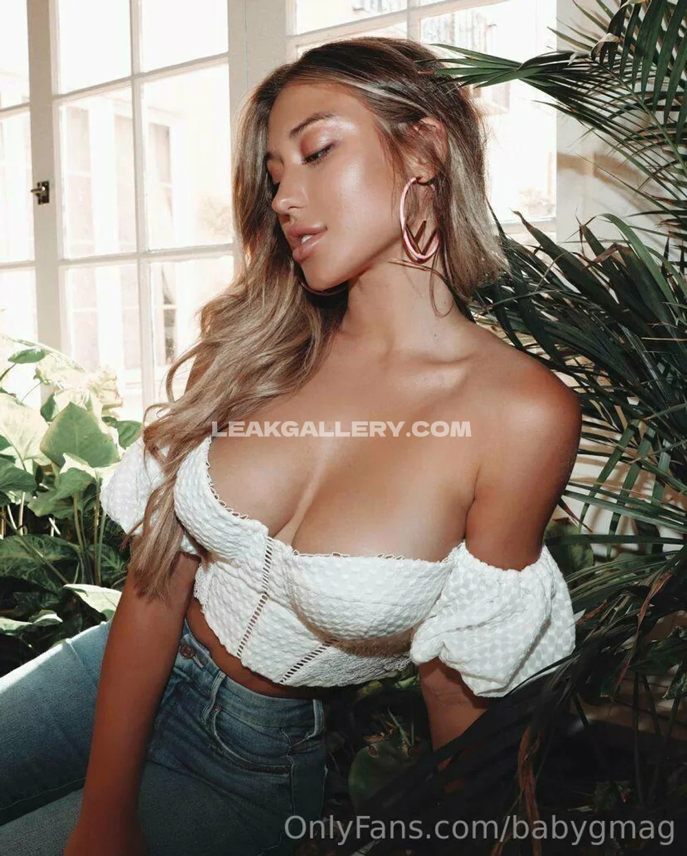 Babygmag Off Shoulder Top Pose OnlyFans Photo Leaked