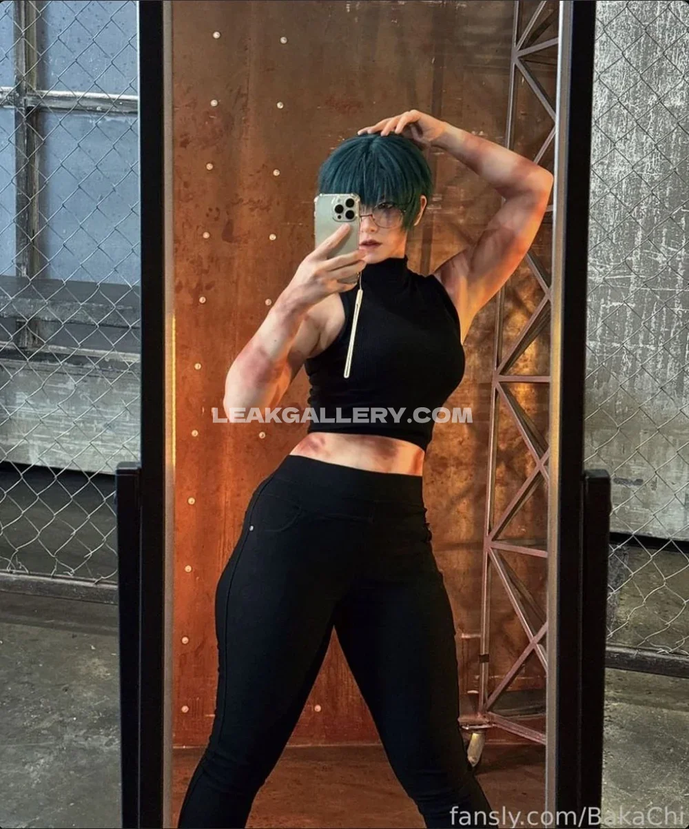 Bakachi_cos Muscle Toned Mirror Selfie OnlyFans Photo Leaked