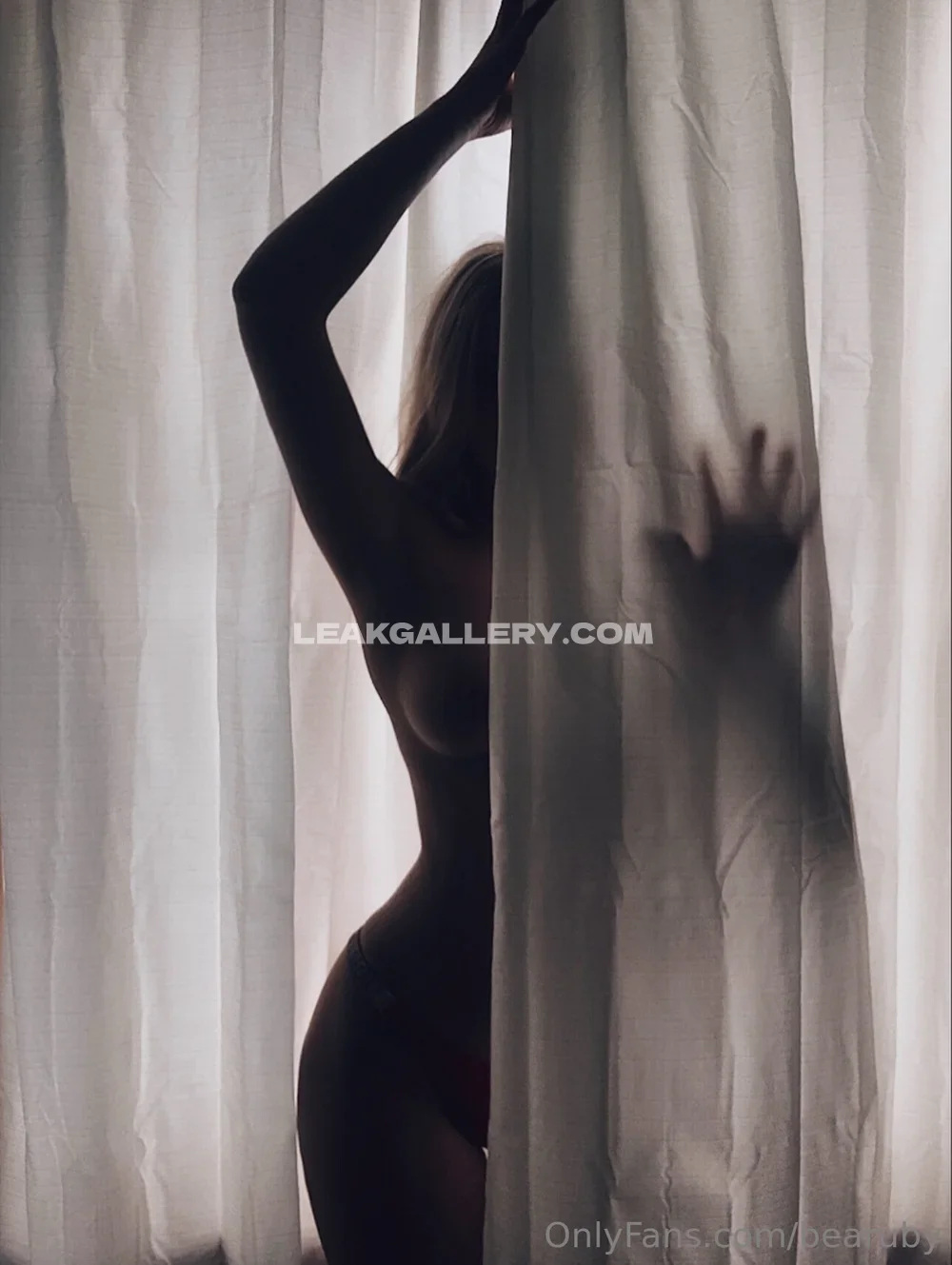 Bearuby Naked Silhouette Behind Curtain OnlyFans Photo Leaked