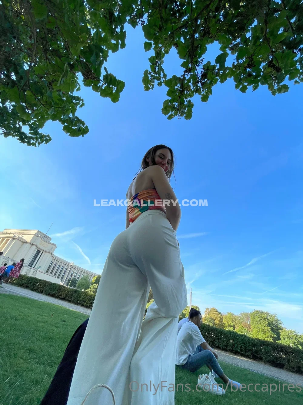 Beccapires Outdoor Ass Pose In White Pants OnlyFans Photo Leaked