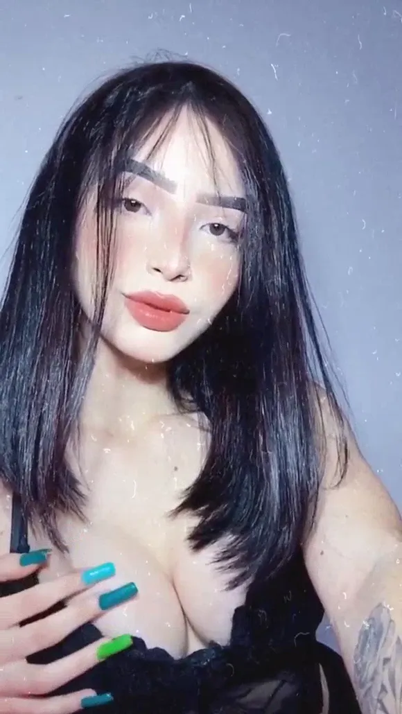 Bianchingrid Topless Selfie With Green Nails OnlyFans Video Leaked