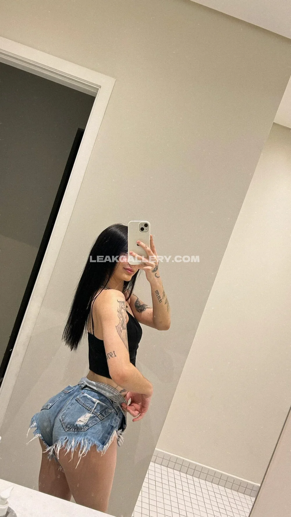 Bianchingrid Mirror Selfie In Denim Shorts OnlyFans Photo Leaked