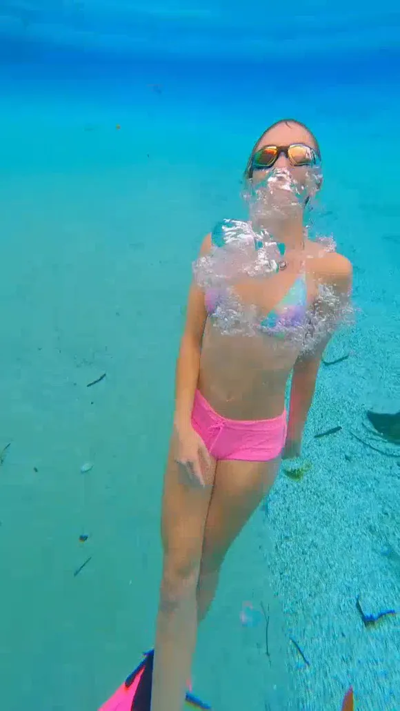 Bigbootybaileyvip Underwater Bikini Pose OnlyFans Video Leaked