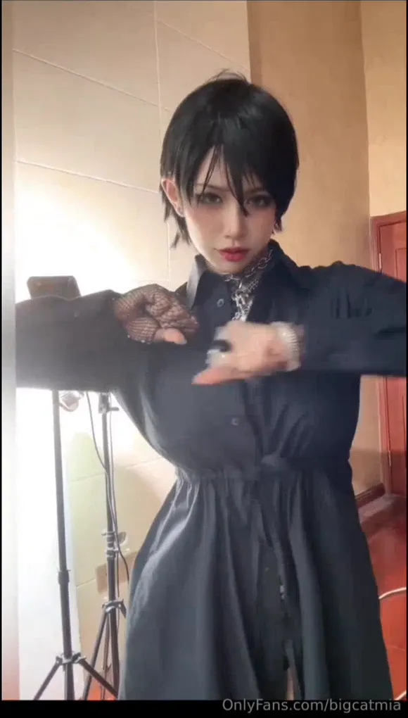 Bigcatmia Black Wig Pose Tease OnlyFans Video Leaked
