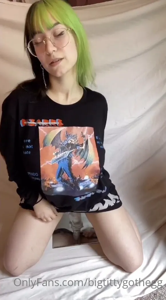 Bigtittygothegg Kneeling In Graphic Tee OnlyFans Video Leaked