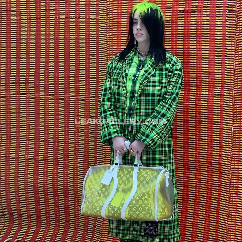 Billie_eilish Green Plaid Coat Pose OnlyFans Photo Leaked