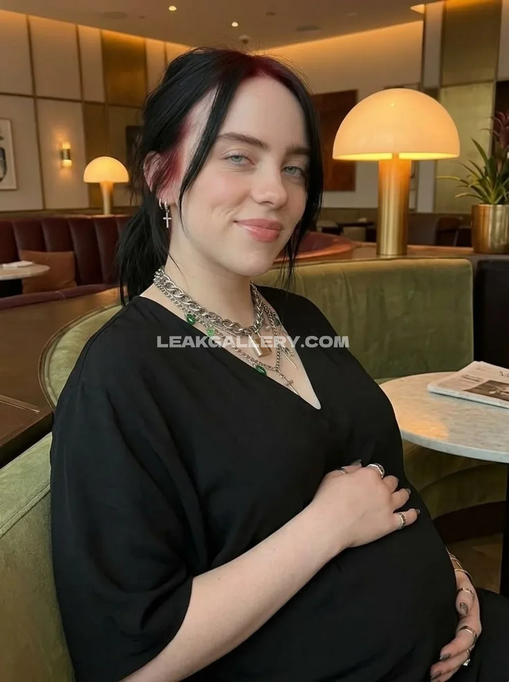 Billie_eilish Pregnant Woman Smiling OnlyFans Photo Leaked