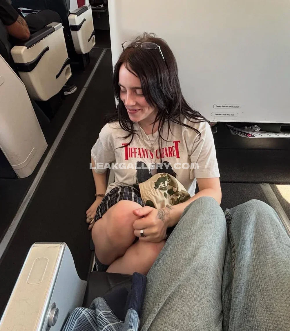 Billie_eilish Casual Airport Seat Pose OnlyFans Photo Leaked