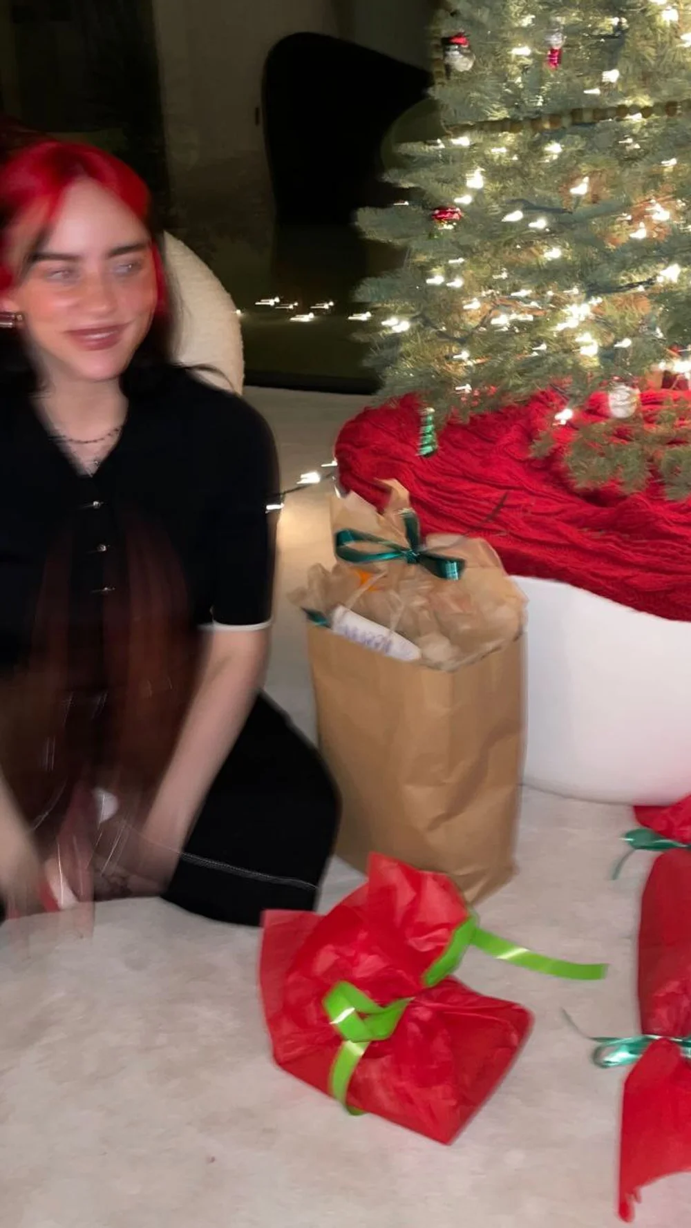 Billie_eilish Red Hair Christmas Pose OnlyFans Photo Leaked